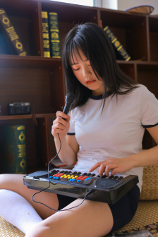 男人吃奶摸下挵进去是什么感觉